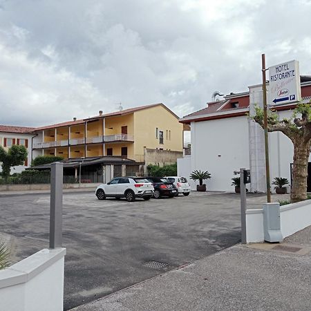 Bellerive Ristorante Albergo Манерба-дель-Гарда Экстерьер фото