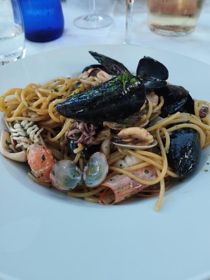 Bellerive Ristorante Albergo Манерба-дель-Гарда Экстерьер фото