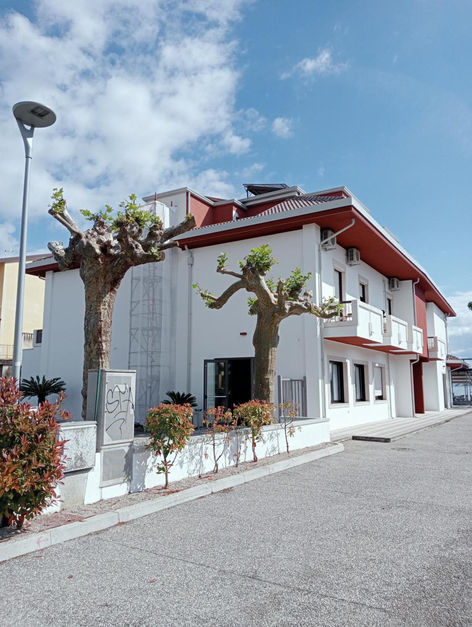Bellerive Ristorante Albergo Манерба-дель-Гарда Экстерьер фото