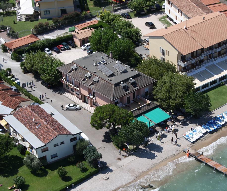 Bellerive Ristorante Albergo Манерба-дель-Гарда Экстерьер фото