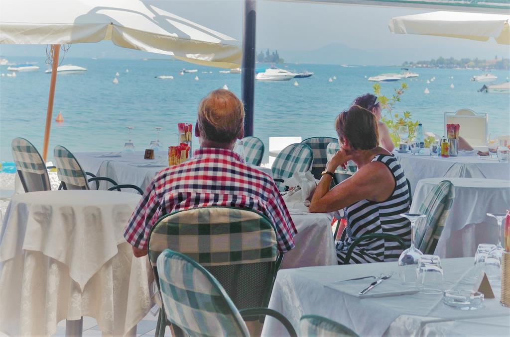 Bellerive Ristorante Albergo Манерба-дель-Гарда Экстерьер фото