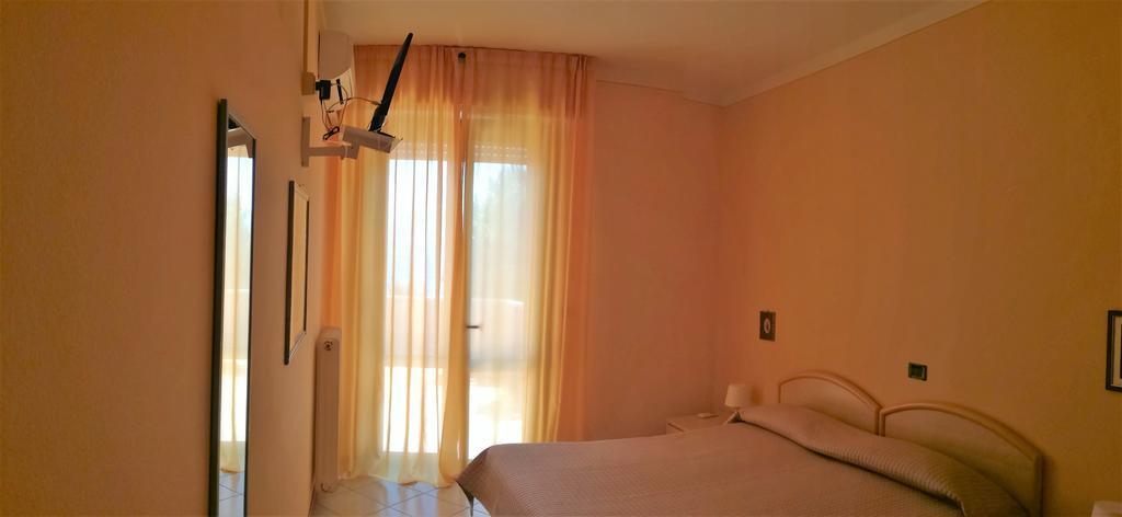 Bellerive Ristorante Albergo Манерба-дель-Гарда Экстерьер фото